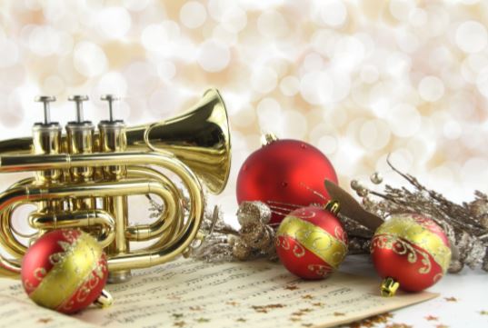 Weihnachtliches Bild mit Trompete